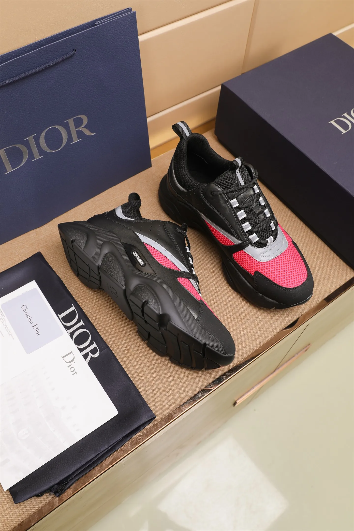 Factory price: 460💰Dior’s top version of D’s b22 men’s sports shoes. Inspired by retro running styles, the chunky low-top silhouette features gray calf leather and blue and white mesh fabric uppers, atop a black, white and blue engraved rubber sole. Nylon ribbon accents the blue mesh tongue and heel counter, and a "dio~" logo appears on the side. Pair it with a suit for a striking contrast and add a sportswear-chic edge to your look. The thick sole can be about 4cm~ Size: 38-45, [46, 47 customized]